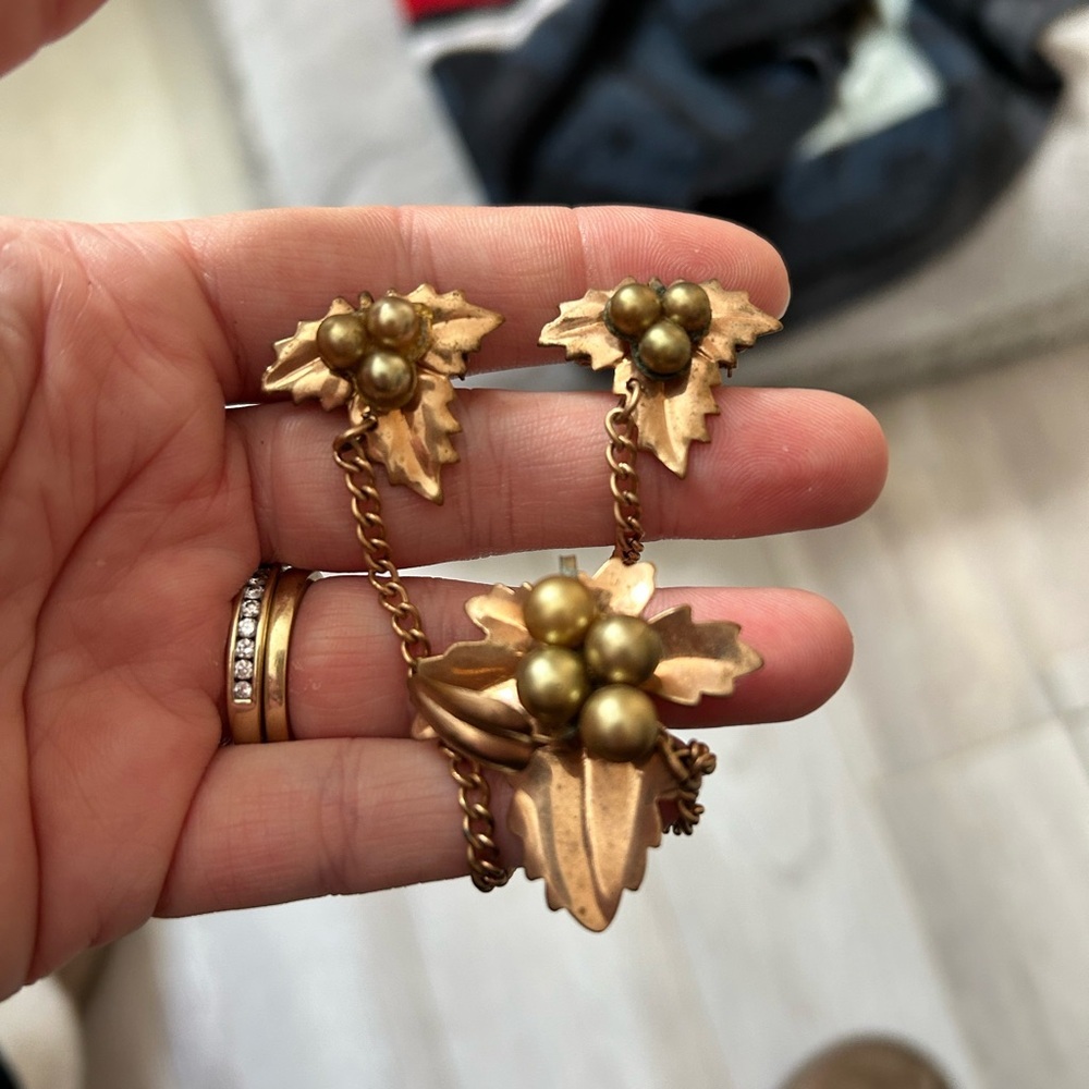 Vintage Elegant Gold Leaf brooch and sweater clips 1950’s